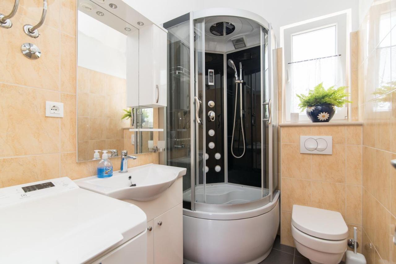 Apartments Mare Постира Екстериор снимка