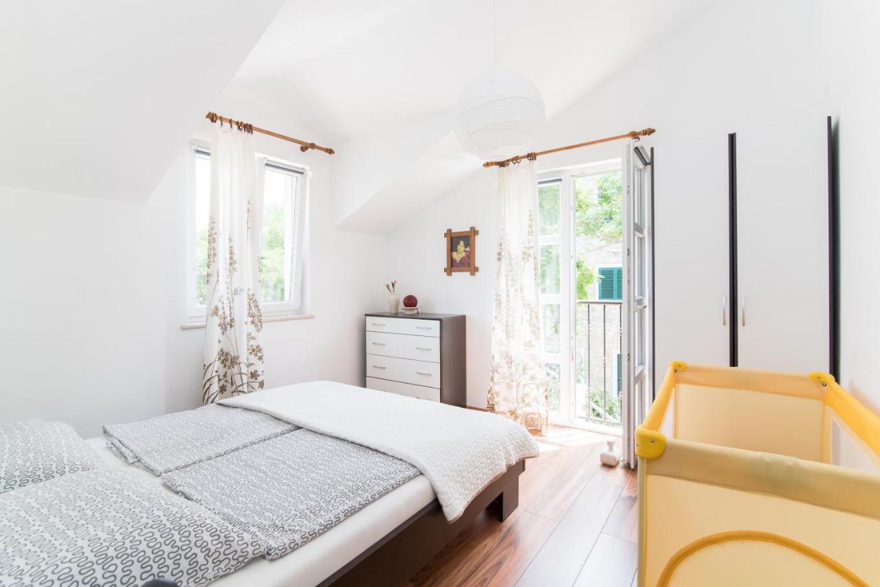 Apartments Mare Постира Екстериор снимка