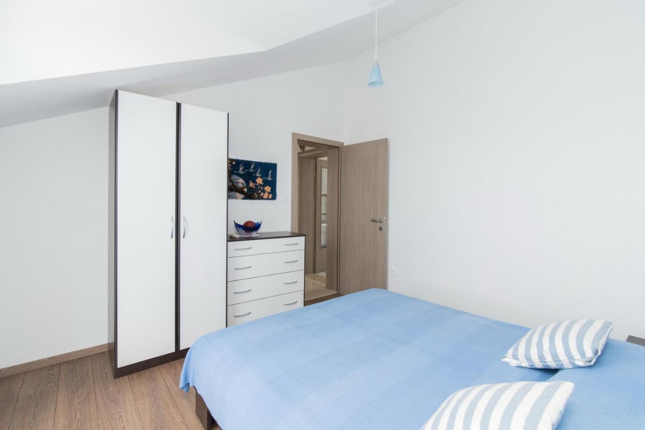 Apartments Mare Постира Екстериор снимка