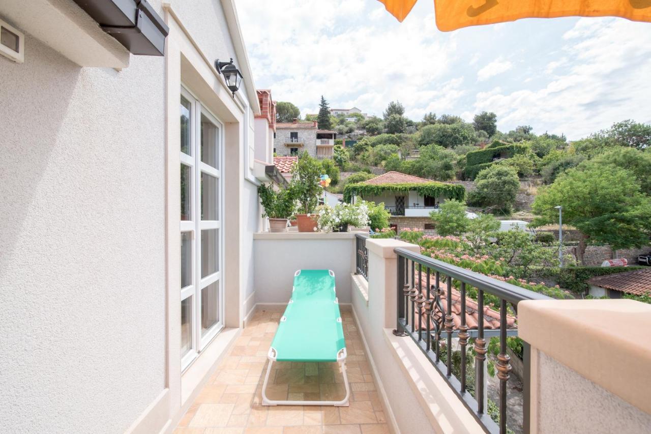 Apartments Mare Постира Екстериор снимка