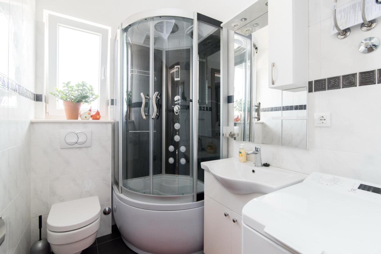Apartments Mare Постира Екстериор снимка