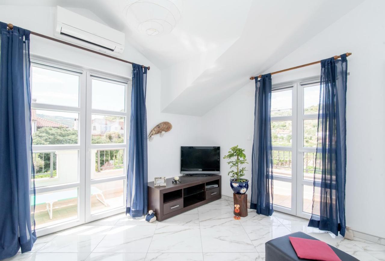 Apartments Mare Постира Екстериор снимка