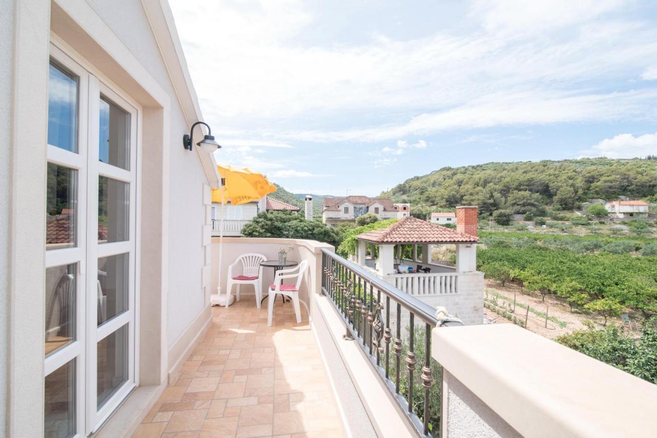 Apartments Mare Постира Екстериор снимка