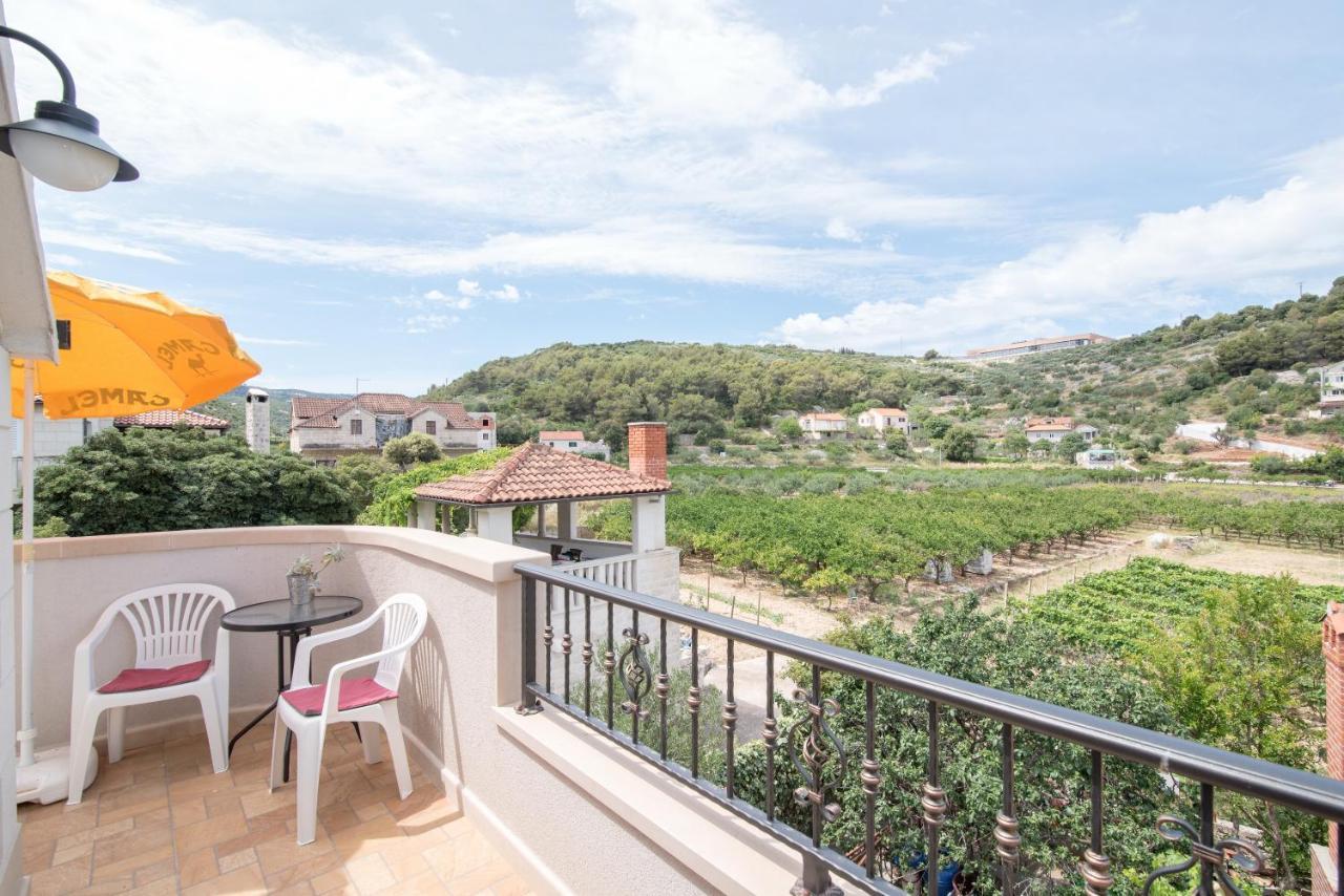 Apartments Mare Постира Екстериор снимка