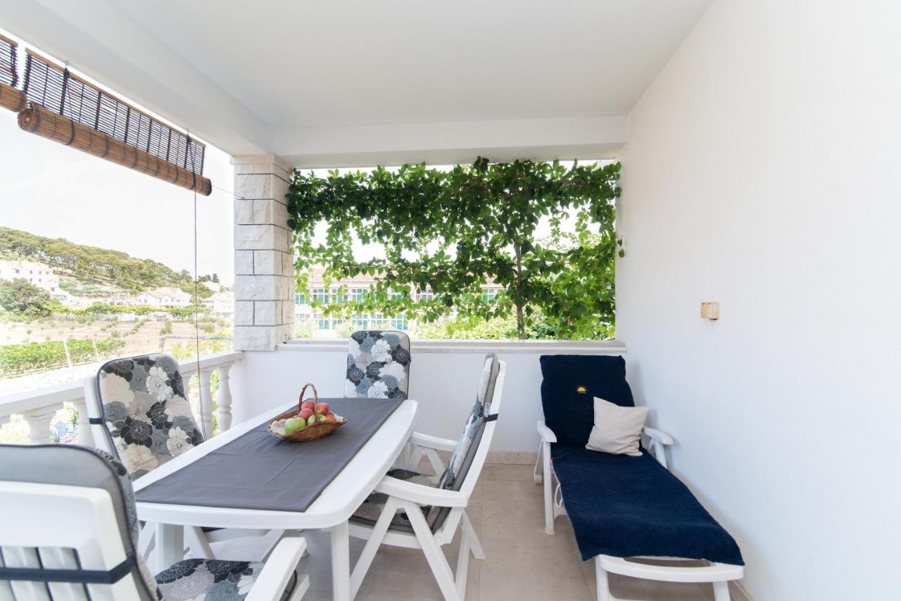 Apartments Mare Постира Екстериор снимка