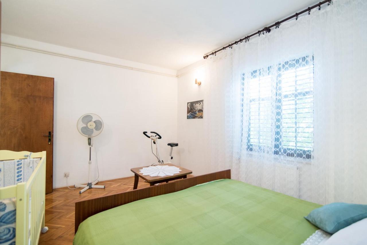 Apartments Mare Постира Екстериор снимка