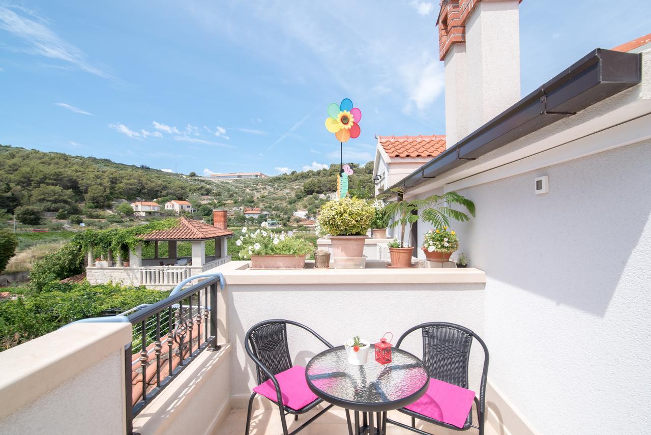 Apartments Mare Постира Екстериор снимка